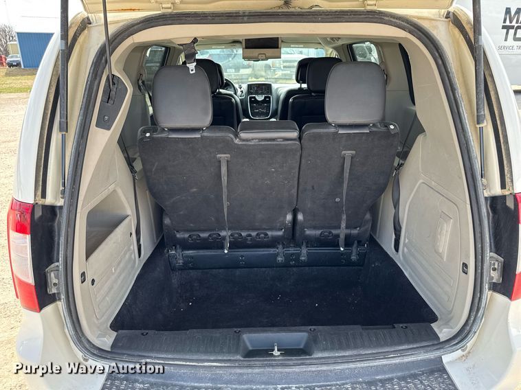 image for item EG7107 2013 Chrysler Town & Country van