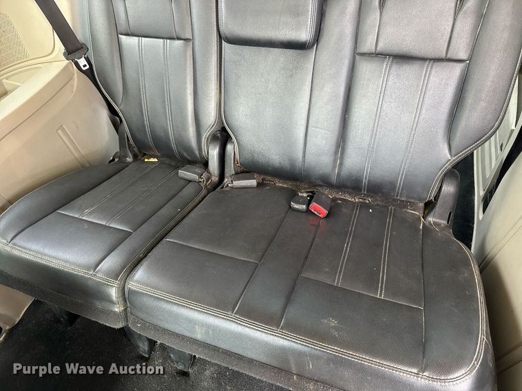 image for item EG7107 2013 Chrysler Town & Country van