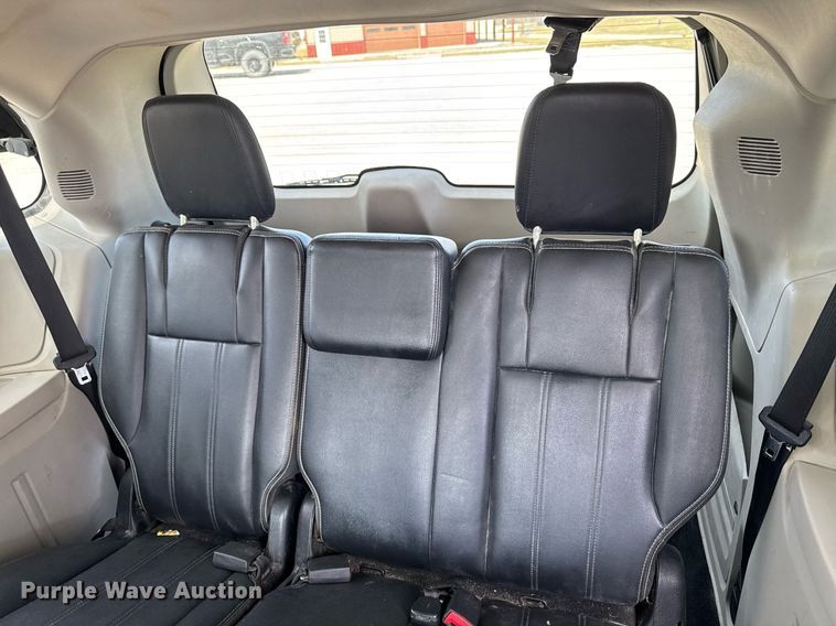 image for item EG7107 2013 Chrysler Town & Country van