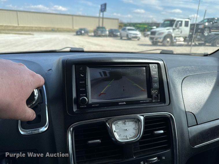 image for item EG7107 2013 Chrysler Town & Country van