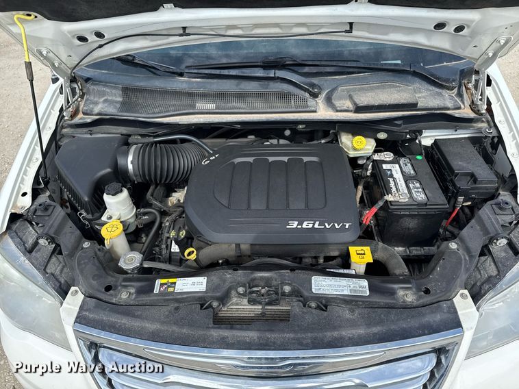 image for item EG7107 2013 Chrysler Town & Country van