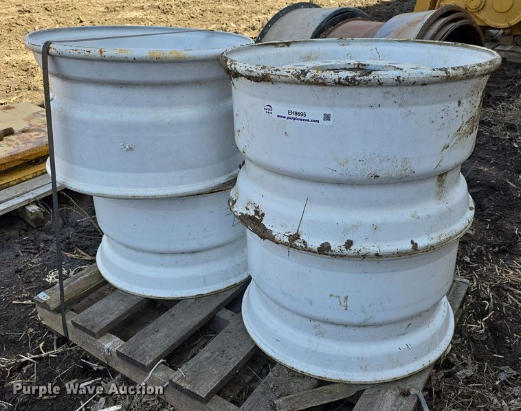 image for item EH8695 (4) Accuride R22.5 wheels