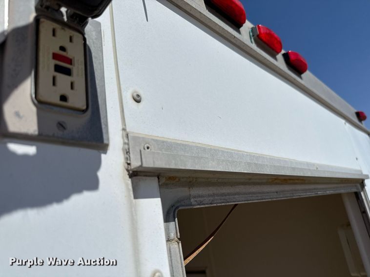 image for item EJ3517 2001 Sundowner enclosed cargo trailer