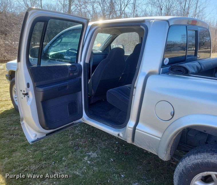 image for item EJ8176 2002 Dodge Dakota Sport Quad Cab pickup truck