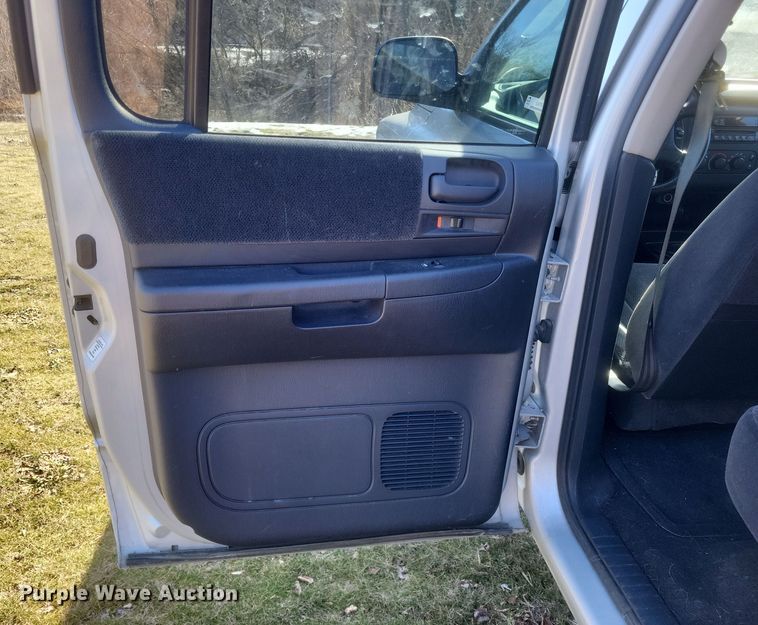 image for item EJ8176 2002 Dodge Dakota Sport Quad Cab pickup truck