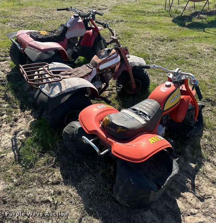 image for item EJ8352 (3) Honda three-wheeled ATVs