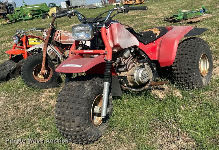 image for item EJ8352 (3) Honda three-wheeled ATVs