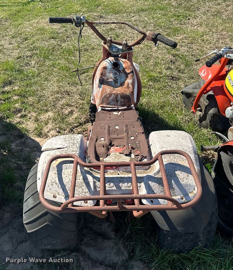 image for item EJ8352 (3) Honda three-wheeled ATVs