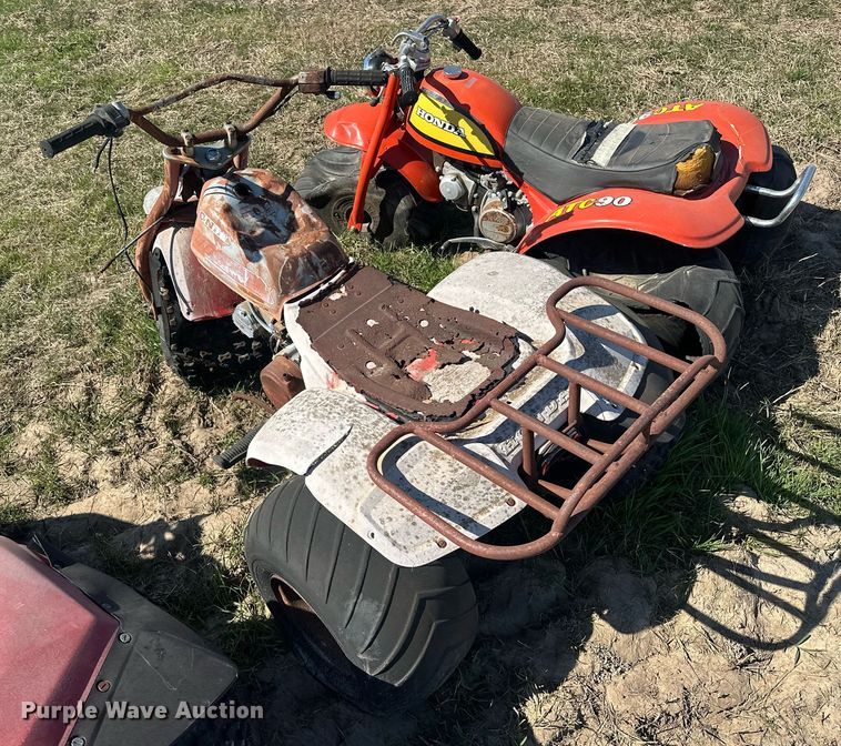 image for item EJ8352 (3) Honda three-wheeled ATVs