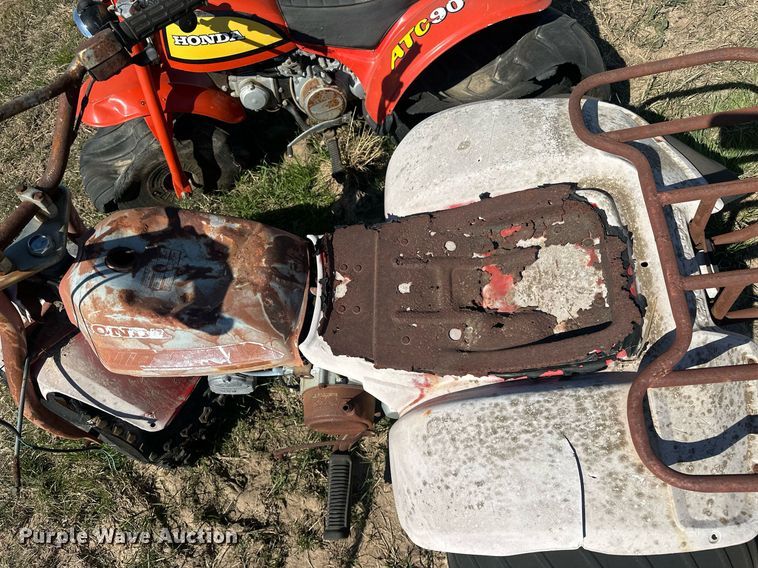 image for item EJ8352 (3) Honda three-wheeled ATVs