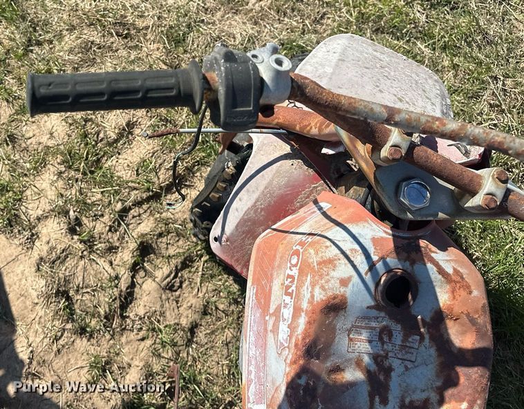 image for item EJ8352 (3) Honda three-wheeled ATVs