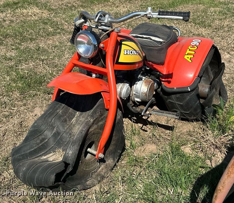 image for item EJ8352 (3) Honda three-wheeled ATVs