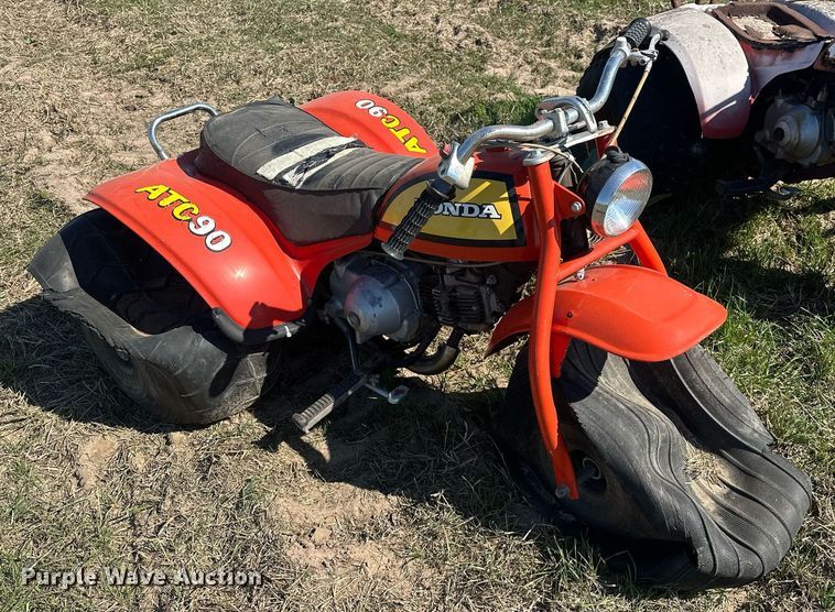 image for item EJ8352 (3) Honda three-wheeled ATVs