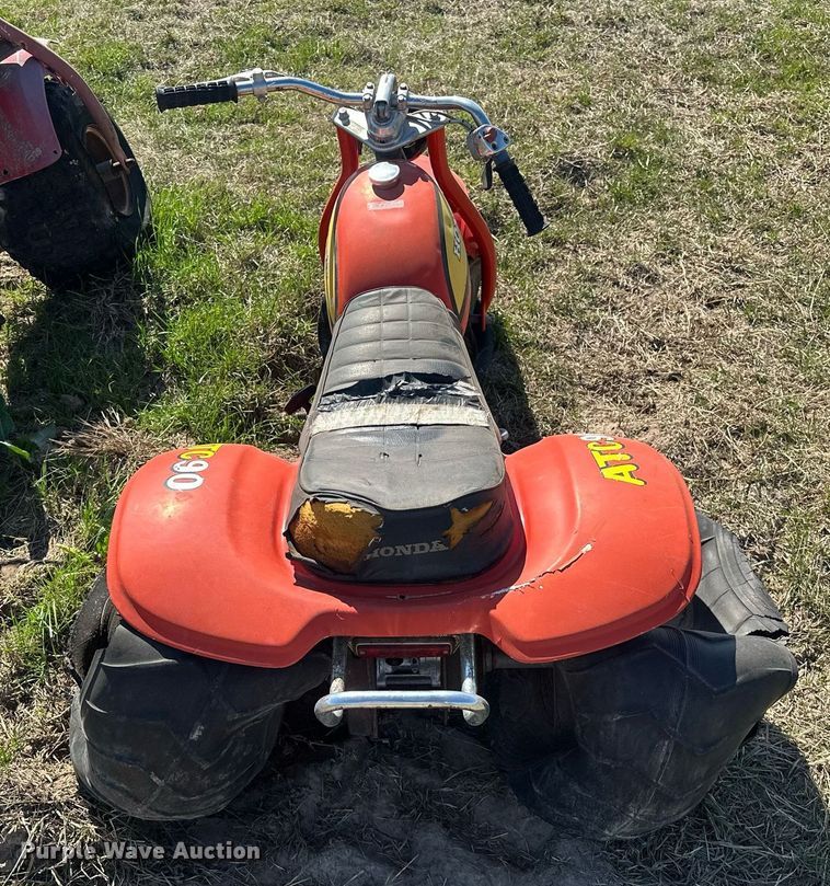 image for item EJ8352 (3) Honda three-wheeled ATVs