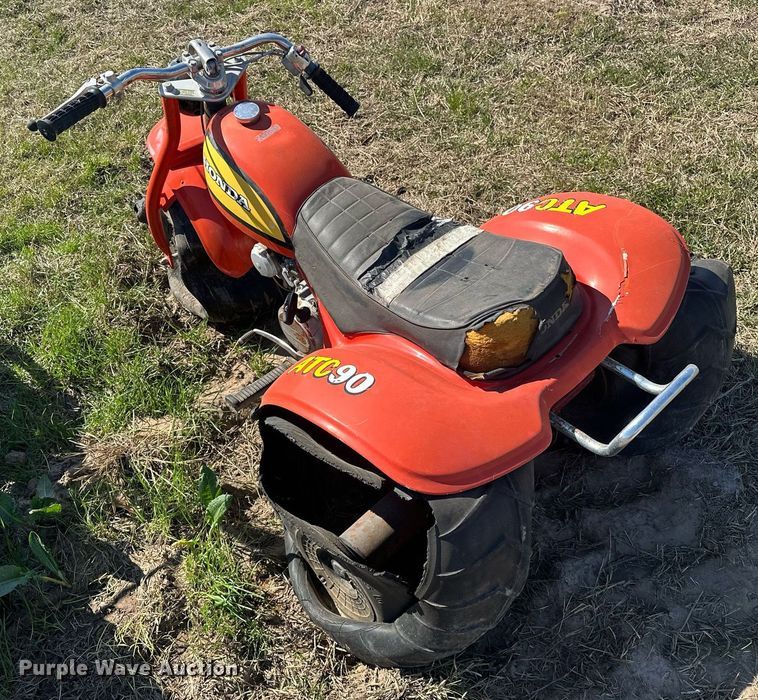 image for item EJ8352 (3) Honda three-wheeled ATVs