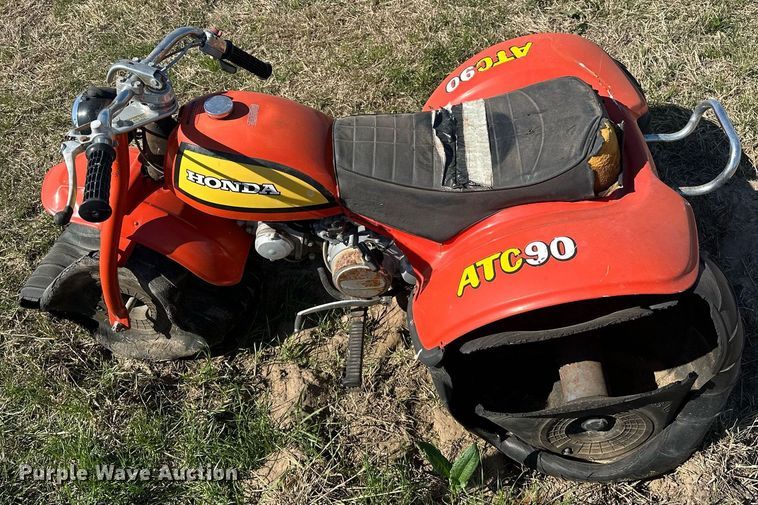 image for item EJ8352 (3) Honda three-wheeled ATVs