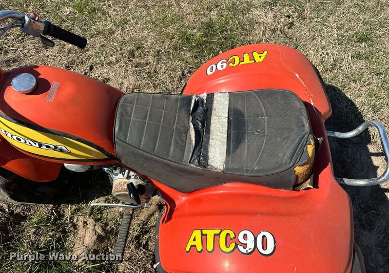 image for item EJ8352 (3) Honda three-wheeled ATVs