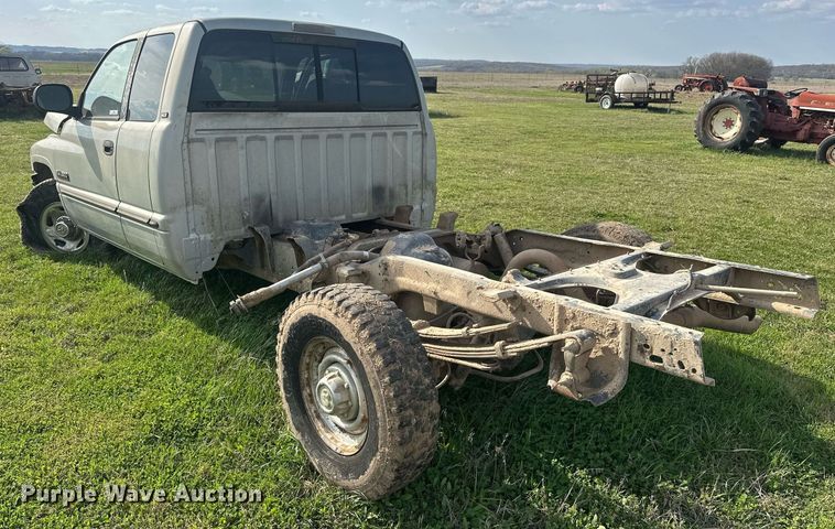 image for item EJ8395 1999 Dodge Ram 2500 pickup truck cab and chassis