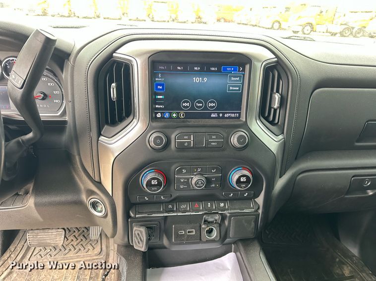 image for item EJ8452 2022 Chevrolet Silverado 1500 Crew Cab pickup truck