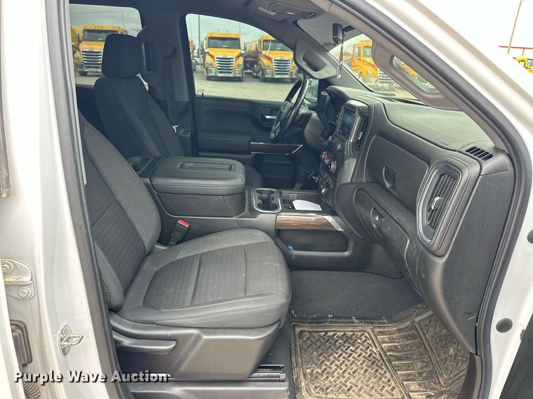 image for item EJ8452 2022 Chevrolet Silverado 1500 Crew Cab pickup truck