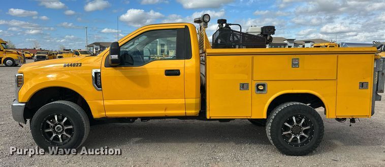 image for item EJ8468 2018 Ford F350 Super Duty utility bed pickup truck