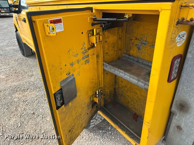 image for item EJ8468 2018 Ford F350 Super Duty utility bed pickup truck