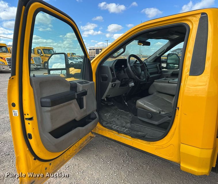 image for item EJ8468 2018 Ford F350 Super Duty utility bed pickup truck