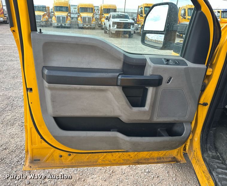 image for item EJ8468 2018 Ford F350 Super Duty utility bed pickup truck