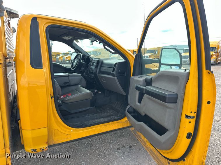 image for item EJ8468 2018 Ford F350 Super Duty utility bed pickup truck