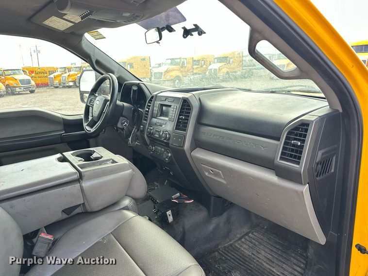 image for item EJ8468 2018 Ford F350 Super Duty utility bed pickup truck