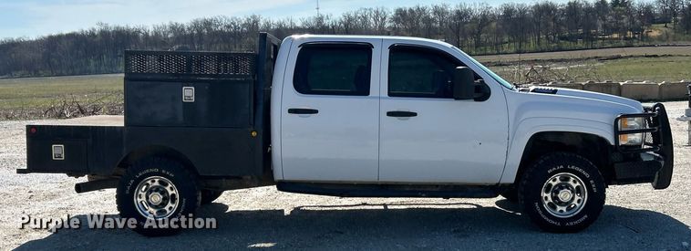 image for item EK2822 2009 Chevrolet Silverado 2500HD Crew Cab flatbed pickup truck