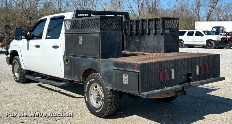 image for item EK2822 2009 Chevrolet Silverado 2500HD Crew Cab flatbed pickup truck