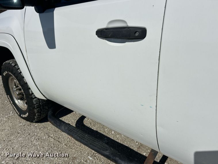 image for item EK2822 2009 Chevrolet Silverado 2500HD Crew Cab flatbed pickup truck