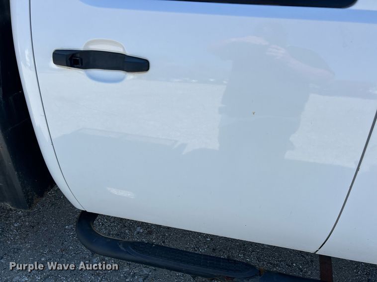 image for item EK2822 2009 Chevrolet Silverado 2500HD Crew Cab flatbed pickup truck