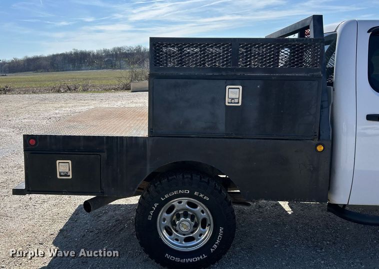 image for item EK2822 2009 Chevrolet Silverado 2500HD Crew Cab flatbed pickup truck