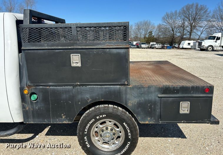 image for item EK2822 2009 Chevrolet Silverado 2500HD Crew Cab flatbed pickup truck