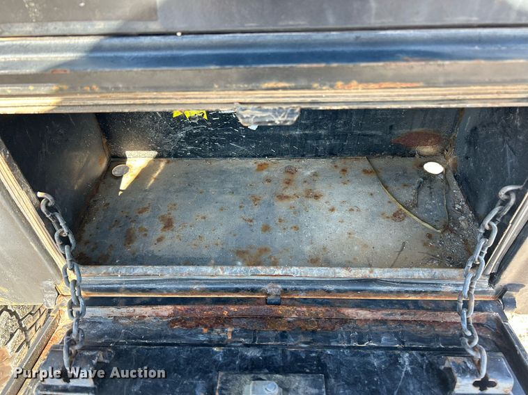 image for item EK2822 2009 Chevrolet Silverado 2500HD Crew Cab flatbed pickup truck