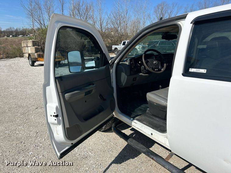 image for item EK2822 2009 Chevrolet Silverado 2500HD Crew Cab flatbed pickup truck