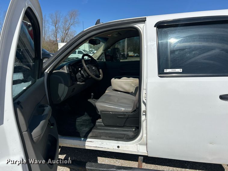 image for item EK2822 2009 Chevrolet Silverado 2500HD Crew Cab flatbed pickup truck