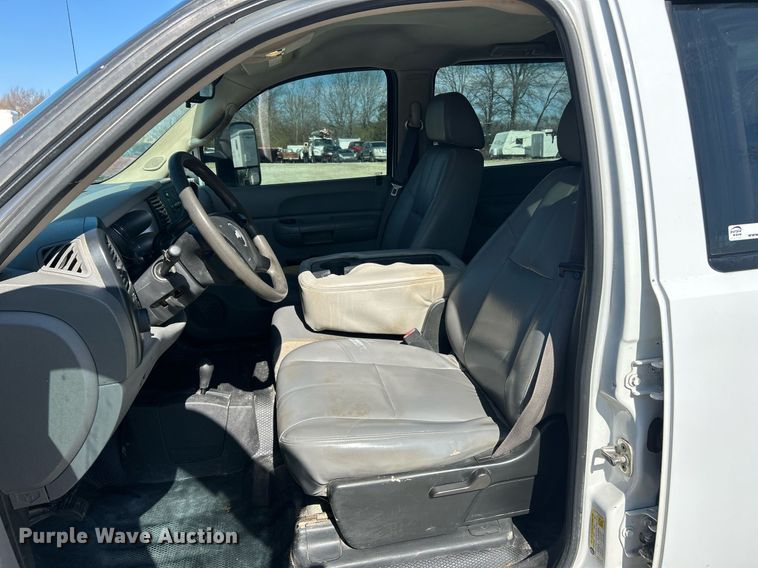 image for item EK2822 2009 Chevrolet Silverado 2500HD Crew Cab flatbed pickup truck