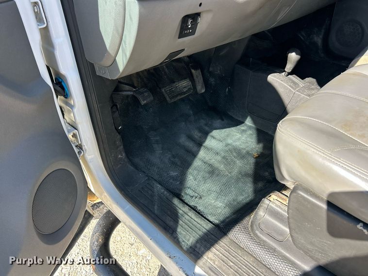 image for item EK2822 2009 Chevrolet Silverado 2500HD Crew Cab flatbed pickup truck