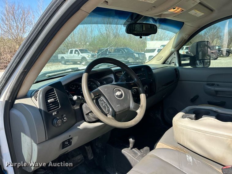 image for item EK2822 2009 Chevrolet Silverado 2500HD Crew Cab flatbed pickup truck