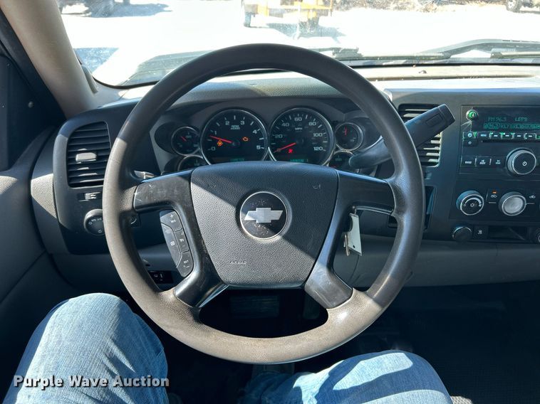 image for item EK2822 2009 Chevrolet Silverado 2500HD Crew Cab flatbed pickup truck