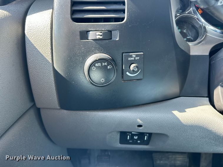 image for item EK2822 2009 Chevrolet Silverado 2500HD Crew Cab flatbed pickup truck