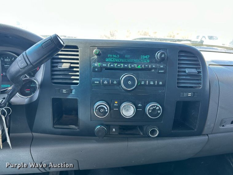 image for item EK2822 2009 Chevrolet Silverado 2500HD Crew Cab flatbed pickup truck