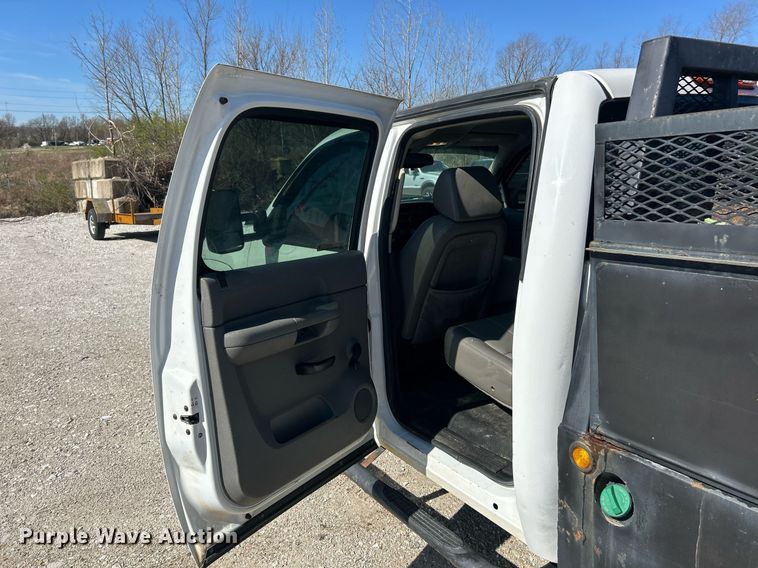 image for item EK2822 2009 Chevrolet Silverado 2500HD Crew Cab flatbed pickup truck