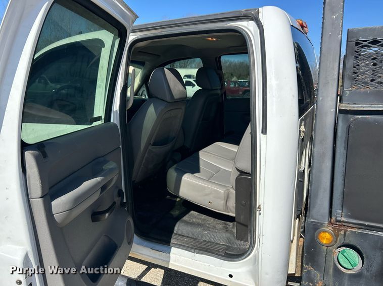 image for item EK2822 2009 Chevrolet Silverado 2500HD Crew Cab flatbed pickup truck