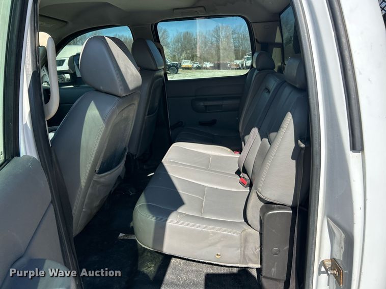 image for item EK2822 2009 Chevrolet Silverado 2500HD Crew Cab flatbed pickup truck