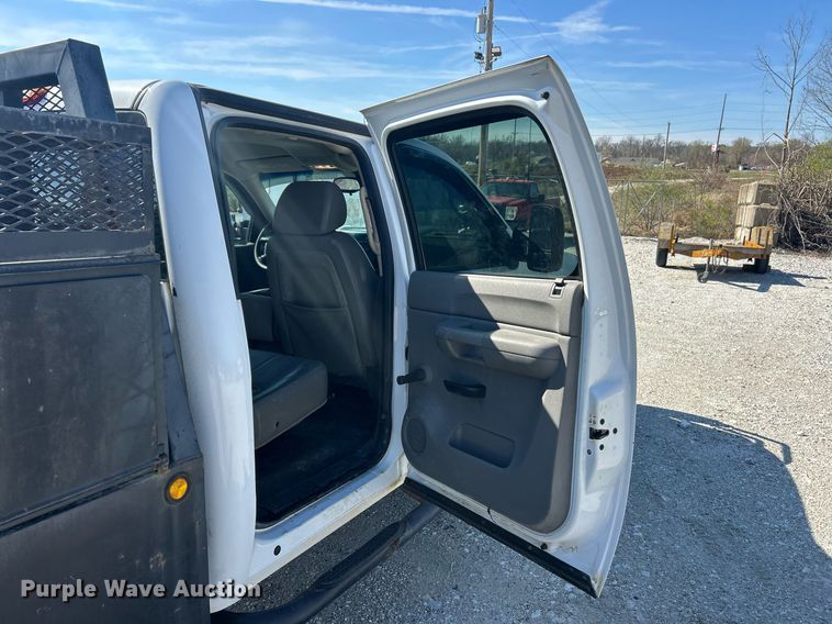 image for item EK2822 2009 Chevrolet Silverado 2500HD Crew Cab flatbed pickup truck