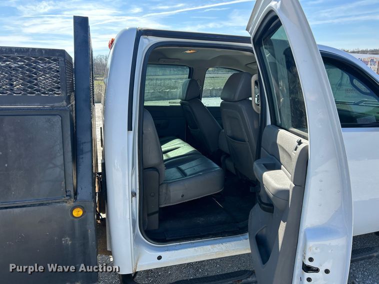 image for item EK2822 2009 Chevrolet Silverado 2500HD Crew Cab flatbed pickup truck